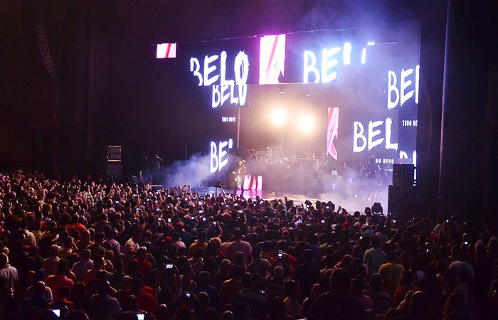 Gracyane Barbosa exibe o corpão em show de Belo em São Paulo