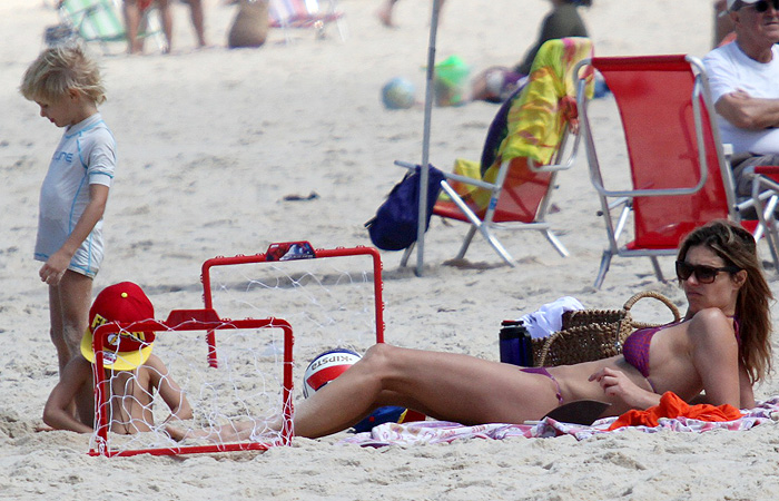 Fernanda Lima exibe corpão sarado com os filhos na praia