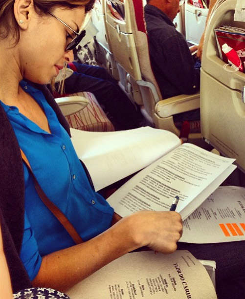 Grazi Massafera estuda texto durante ponte-aérea 