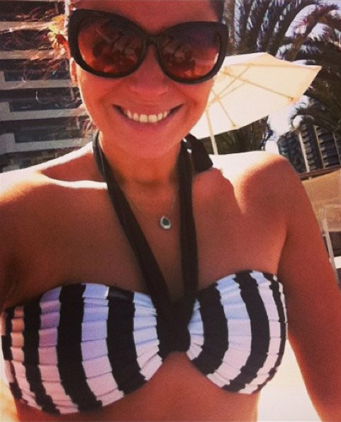 Com biquíni estiloso, Giovanna Antonelli toma sol em praia carioca