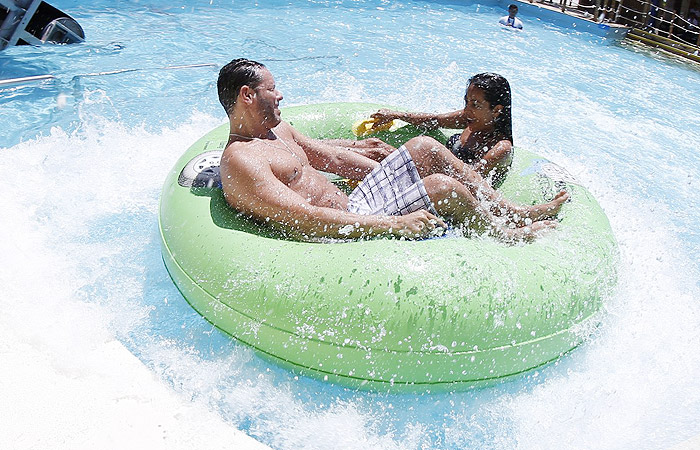 Protagonistas de Malhação se divertem em parque aquático em Fortaleza