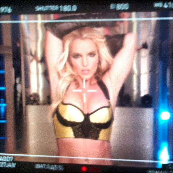 Britney Spears usa biquíni sensual para gravar novo clipe. Veja Foto!