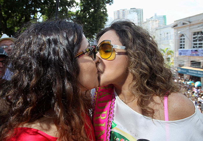 Daniela Mercury beija sua amada Malu em parada gay da Bahia O Fuxico