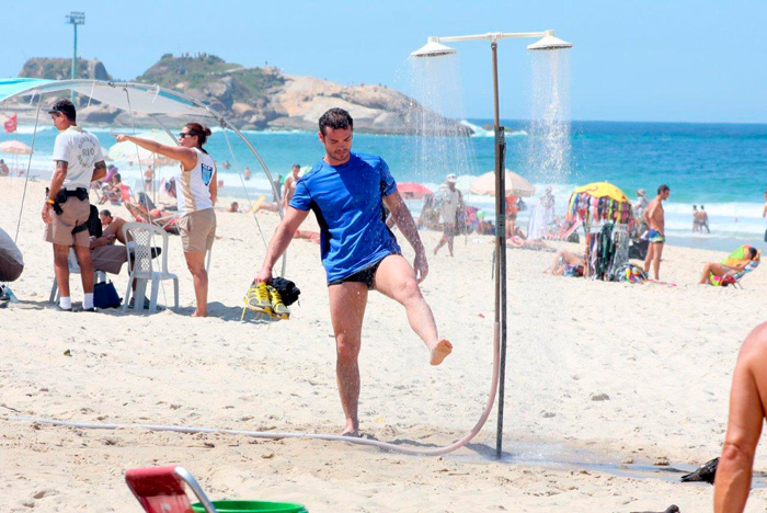 Sidney Sampaio se exercita na praia de Ipanema