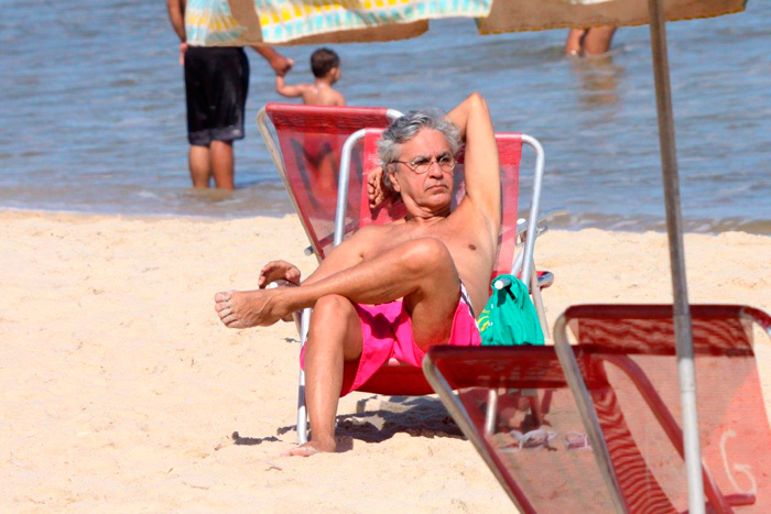 Caetano Veloso curte tarde na praia