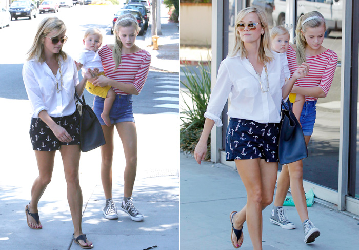 Reese Witherspoon passeia de shortinho na companhia dos filhos