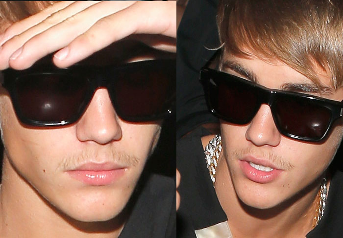 Usando bigodinho e franja Justin Bieber desfile em Nova York