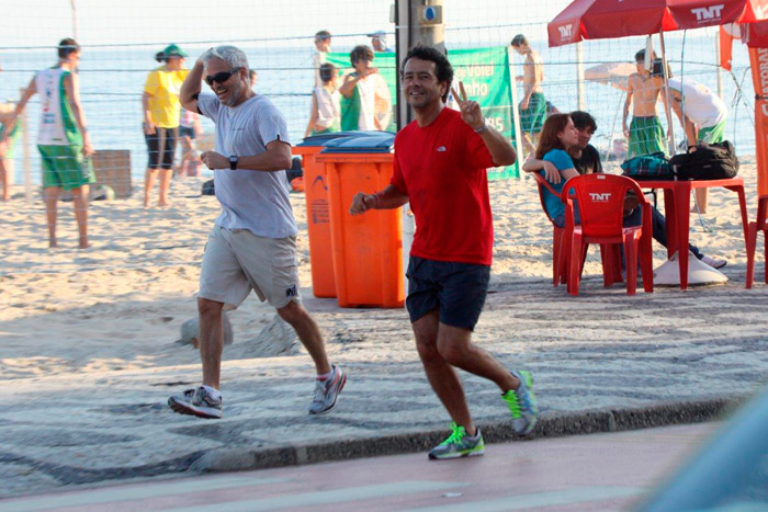 Marcos Palmeira esbanja simpatia durante corrida pela orla carioca
