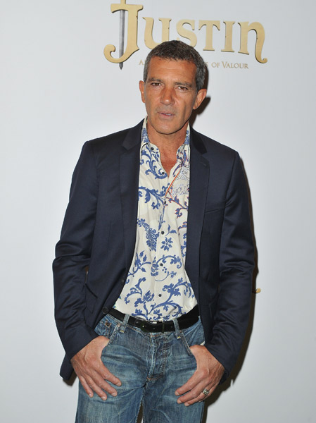 Antonio Banderas faz graça em pré-estreia de seu novo filme