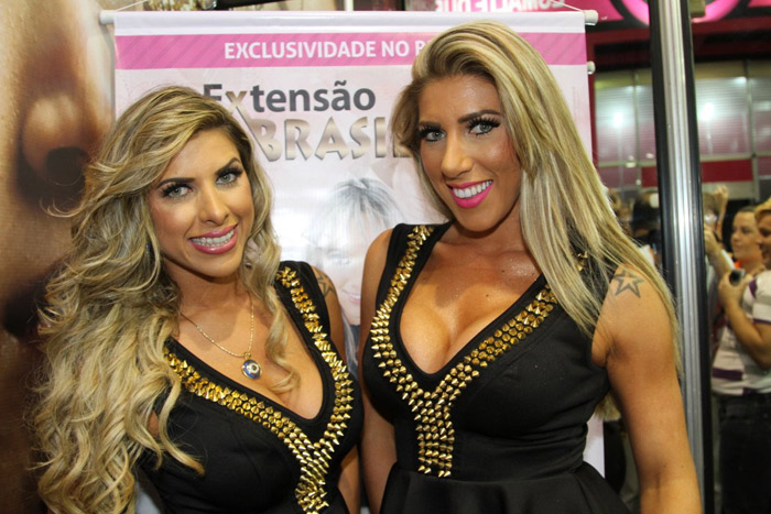 Ana Paula e Tati Minerato exalam sensualidade em feira de beleza