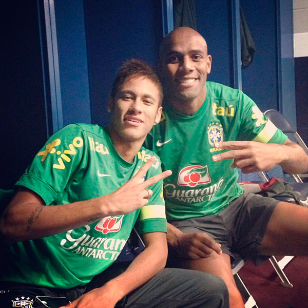 Neymar e Maicon pegam pesado no treino da seleção