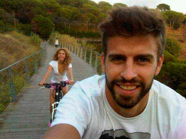 Românticos, Gerard Piqué e Shakira andam de bike 