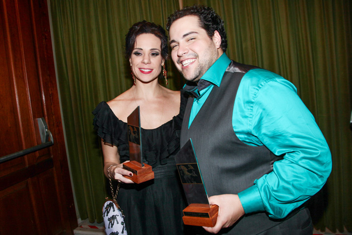 Cláudia Raia e o namorado prestigiam Prêmio Bibi Ferreira