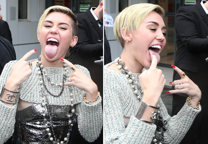 Miley Cyrus mostra a língua para fãs, na frente de rádio de Paris