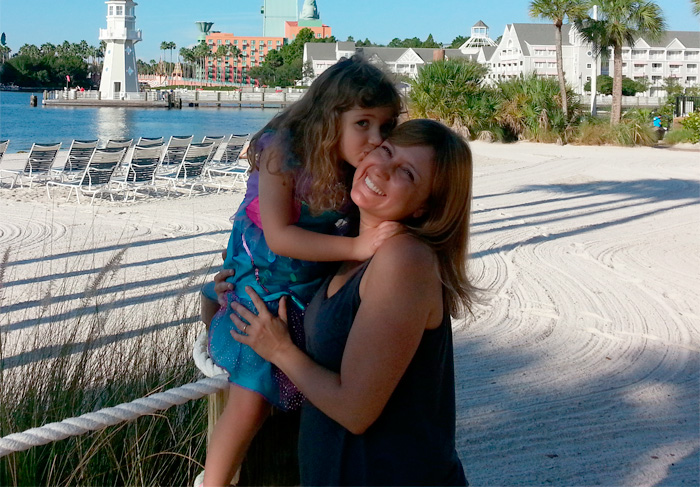 De férias, Tina Roma tieta personagens da Disney com a família