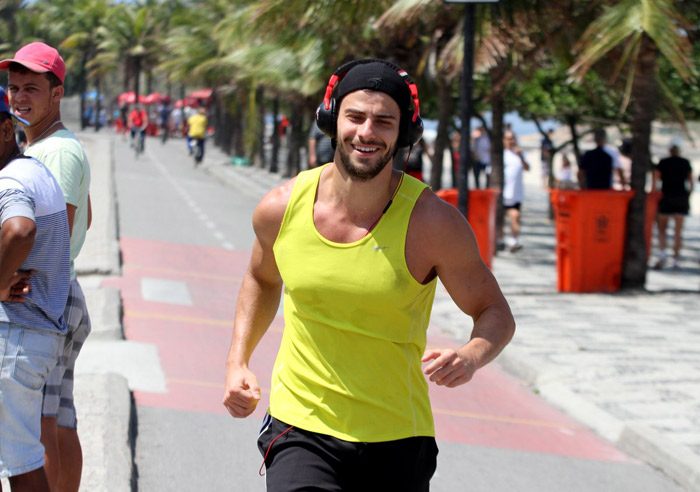  Lucas Malvacini esbanja simpatia em dia de corrida na praia