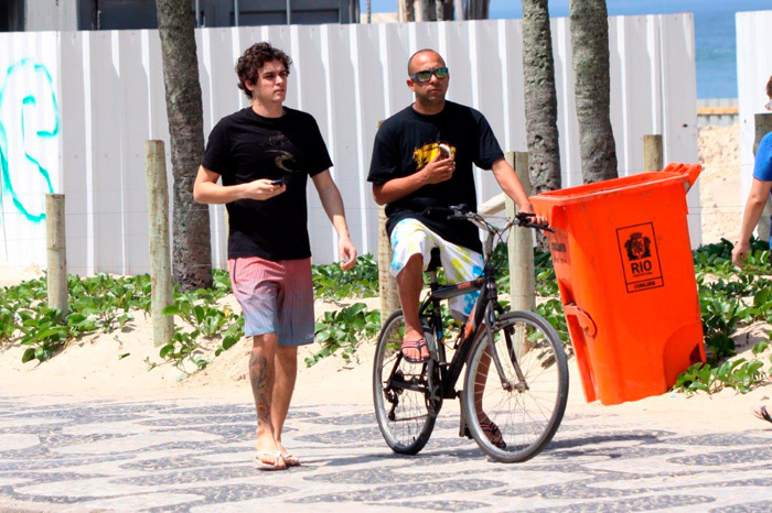 Com cara de sono, Felipe Dylon caminha pela orla de Ipanema