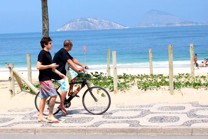 Com cara de sono, Felipe Dylon caminha pela orla de Ipanema