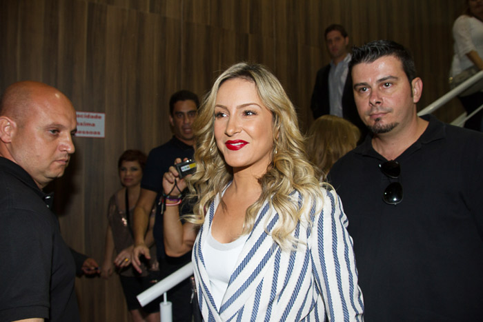 Claudia Leitte chega chega de shortinho em evento em São Paulo