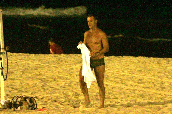 Marcello Novaes toma banho de mar à noite em praia carioca