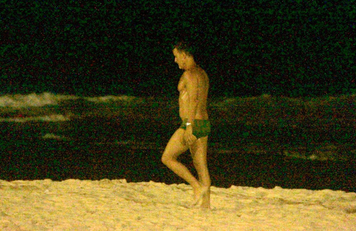 Marcello Novaes toma banho de mar à noite em praia carioca