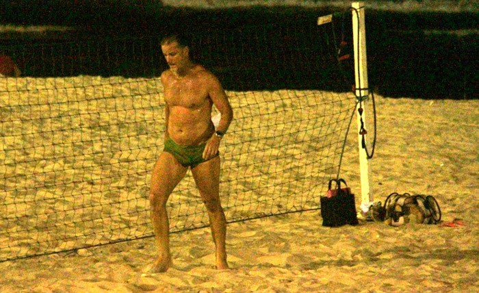 Marcello Novaes toma banho de mar à noite em praia carioca