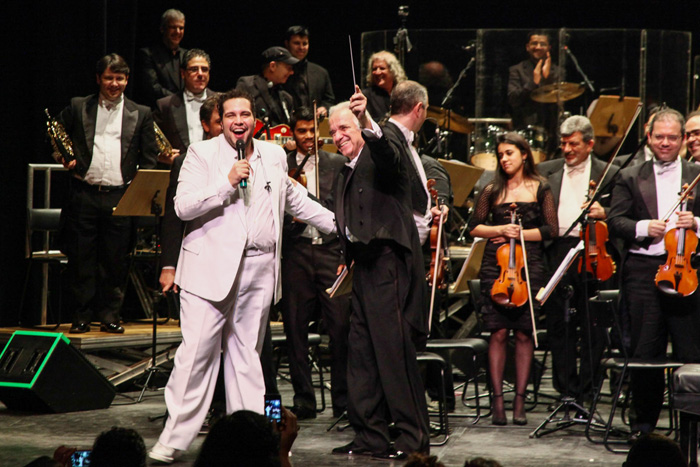 Tiago Abravanel se emociona em apresentação com o maestro João Carlos Martins