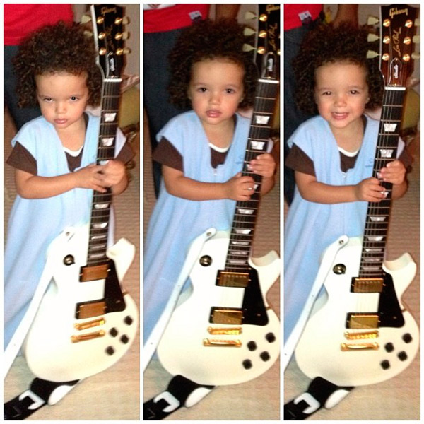 Mariah Carey posta foto de filho segurando guitarra maior que ele