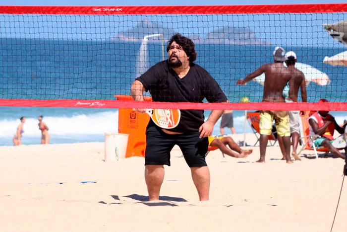 Gaby Amarantos e César Menotti jogam tênis em praia carioca