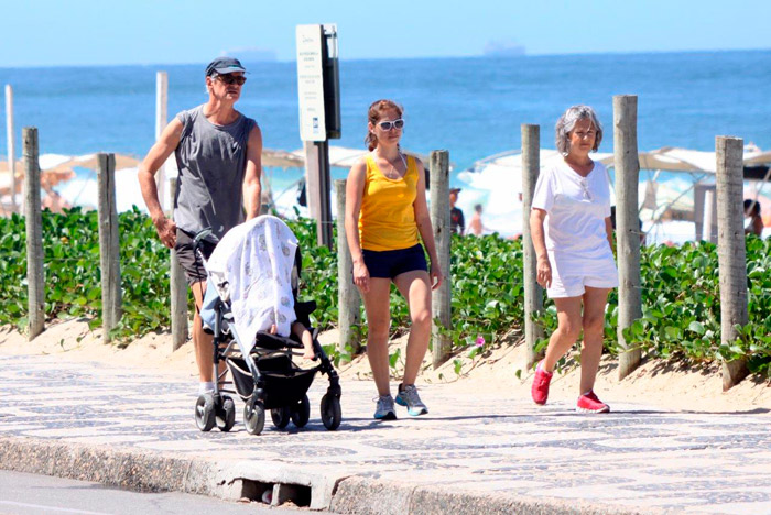 Marcos Caruso leva a netinha para passear na praia