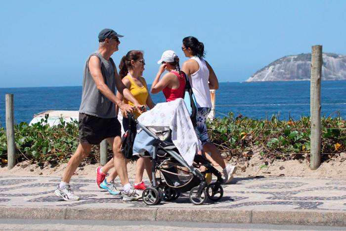 Marcos Caruso leva a netinha para passear na praia