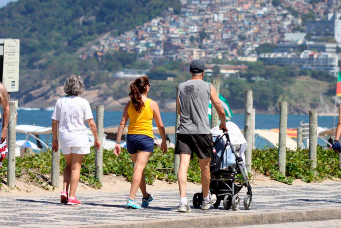 Marcos Caruso leva a netinha para passear na praia