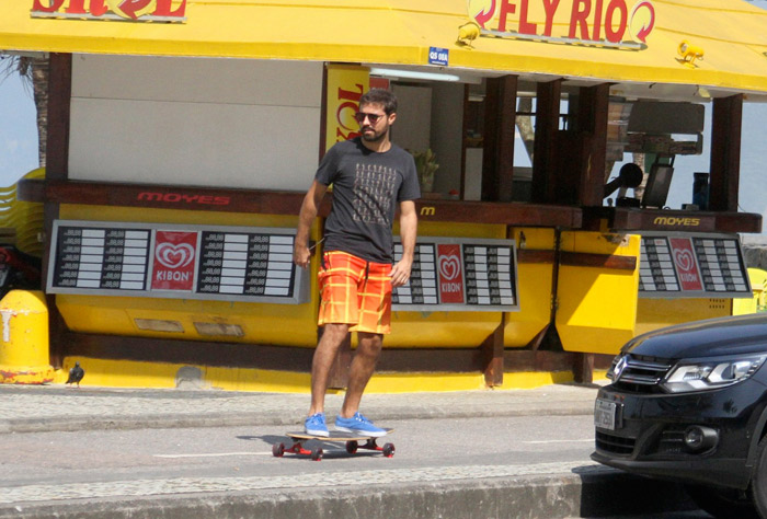 Ricardo Pereira se diverte com skate em São Conrado