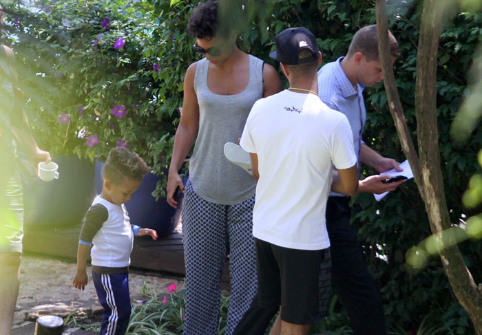 Alicia Keys passeia pelo hotel com o marido e o filho