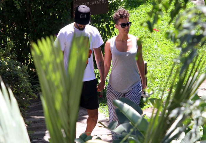 Alicia Keys passeia pelo hotel com o marido e o filho