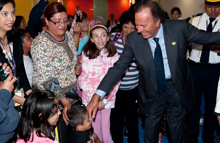 Julio Iglesias visita centro de reabilitação infantil no México