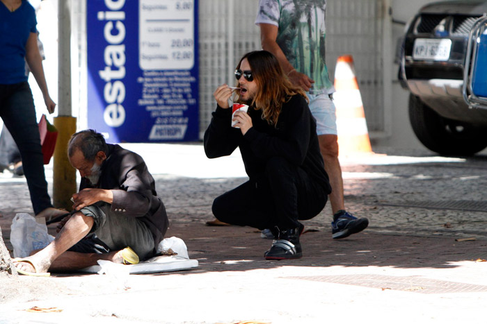Jared Leto dá dólar e comida a morador de rua, no Rio