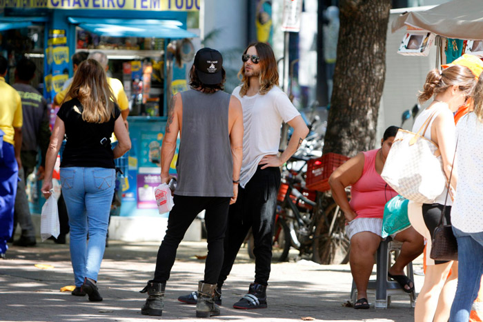 Jared Leto dá dólar e comida a morador de rua, no Rio