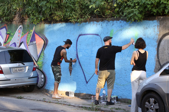 Marido de Alicia Keys grafita muro no Rio de Janeiro