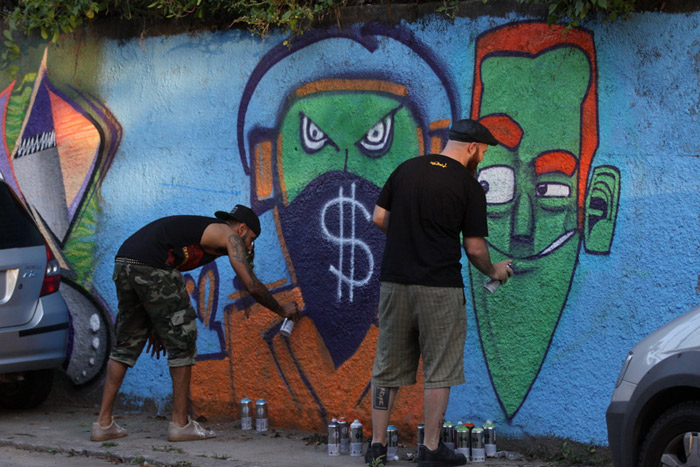 Marido de Alicia Keys grafita muro no Rio de Janeiro
