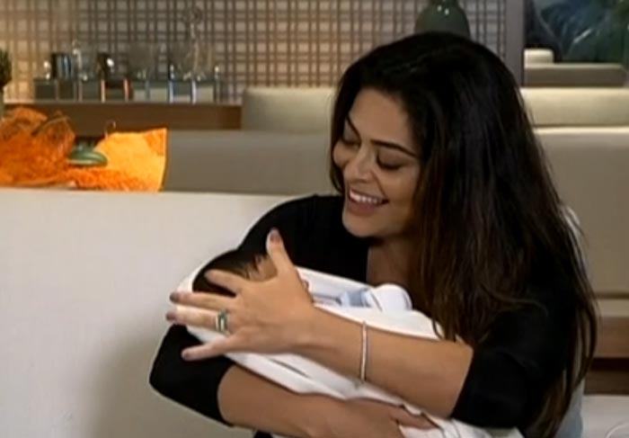 Juliana Paes acorda a cada duas horas para dar de mamar