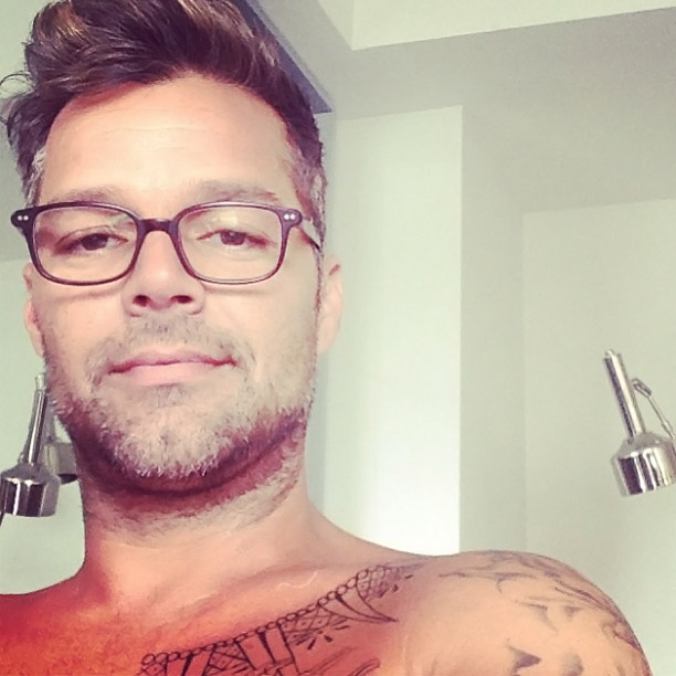 Colírio! Ricky Martin mostra que está ficando grisalho