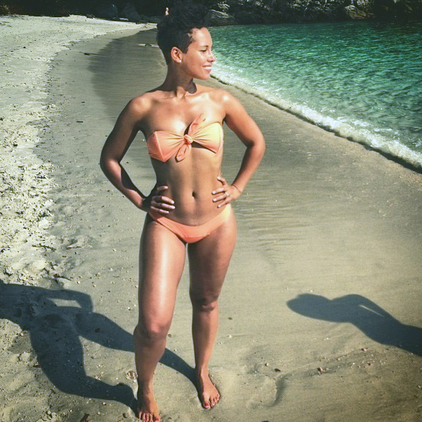 Marido posta foto do corpão de Alicia Keys nas areias do Rio