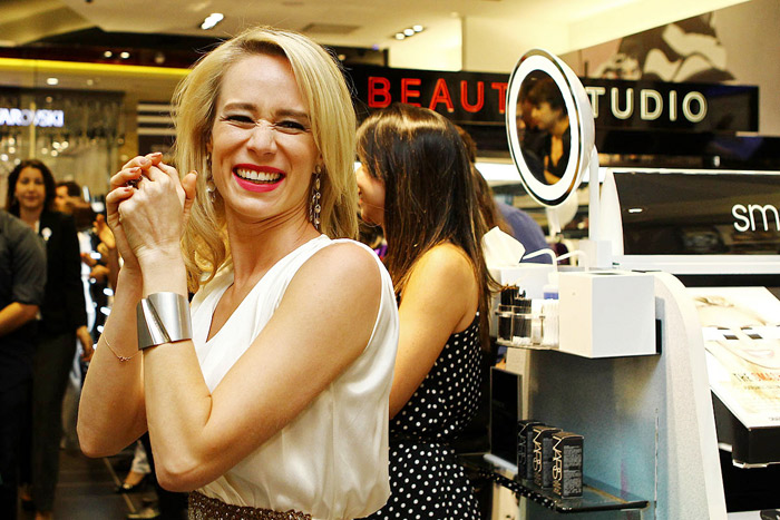 Mariana Ximenes esbanja sorrisos em inauguração de loja em Curitiba