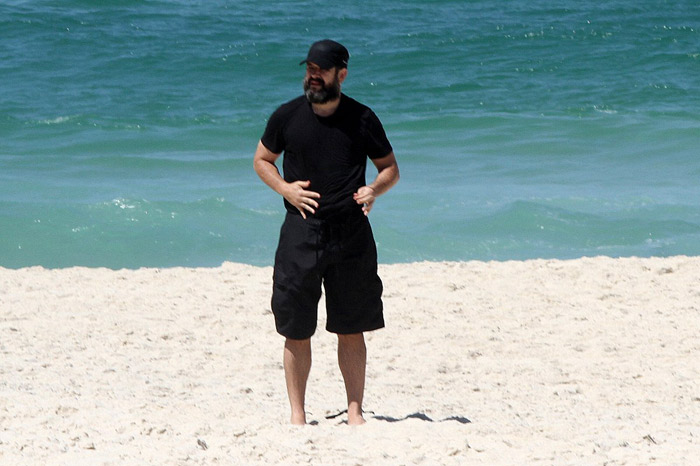 Murilo Benício exibe barba farta em dia de praia