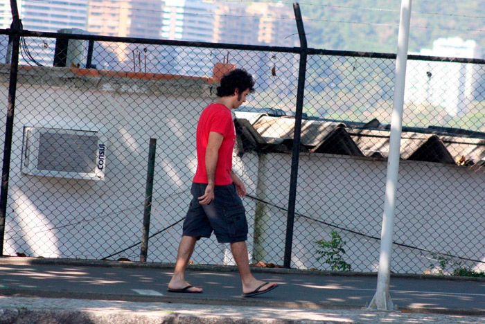 Despojado, Eriberto Leão mostra costeletas grandes em passeio no RJ