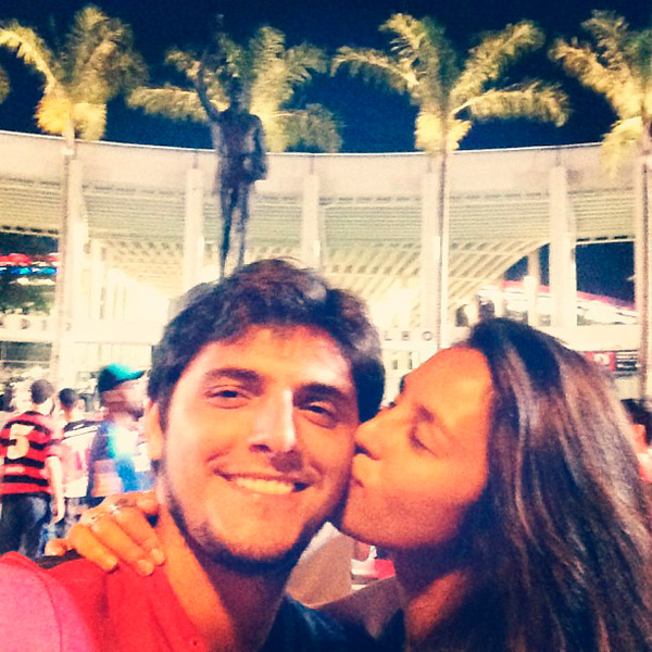 Bruno Gissoni é beijado pela namorada em frente ao Maracanã 