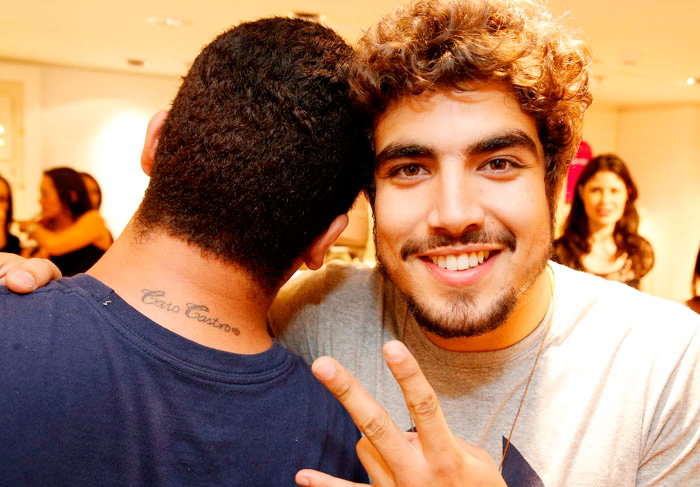 Caio Castro mostra tattoo com seu nome feita por fã