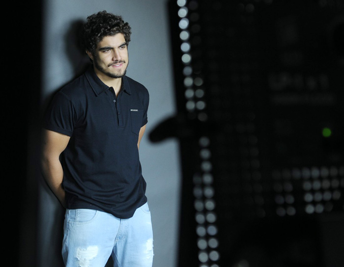 Caio Castro em campanha de grife de jeans