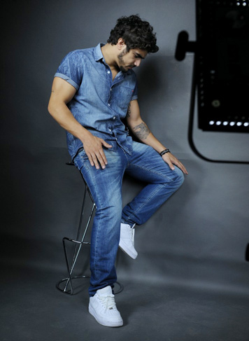 Caio Castro mostra todo charme em fotos para grife de jeans